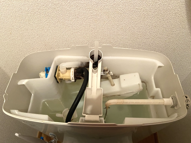 トイレのタンクの中の様子