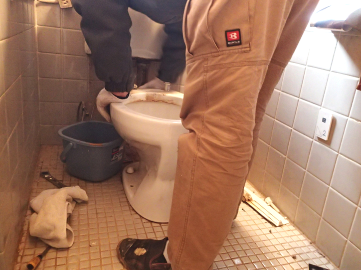 トイレの交換工事の様子