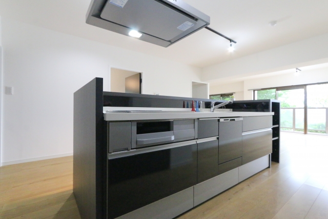 アイランドキッチンはキッチンが完全に独立した「島」のようなレイアウトです。