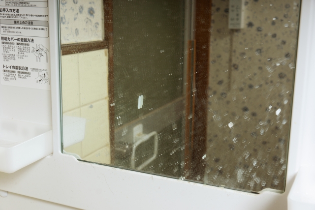 洗面台の鏡まわり・蛇口部分は汚れやすい
