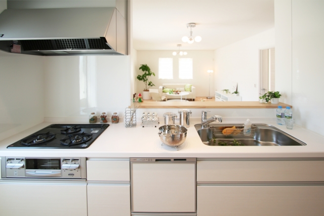 I型キッチンは最もスタンダードな形で、シンク・作業台・コンロが一直線に並んだレイアウトです。