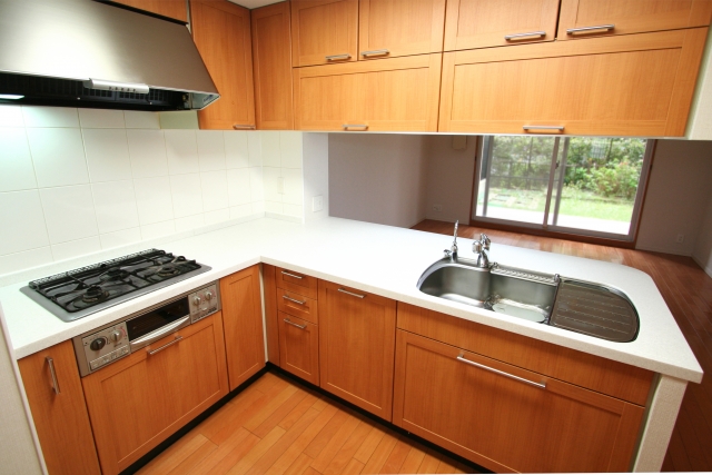 L型キッチンはコンロとシンクがL字に配置されたレイアウトで、動線が短く効率的に作業できる。