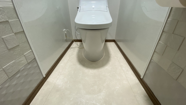 壁をタイルやサニタリーパネルにすることでデザインと清掃性を両立させたトイレ