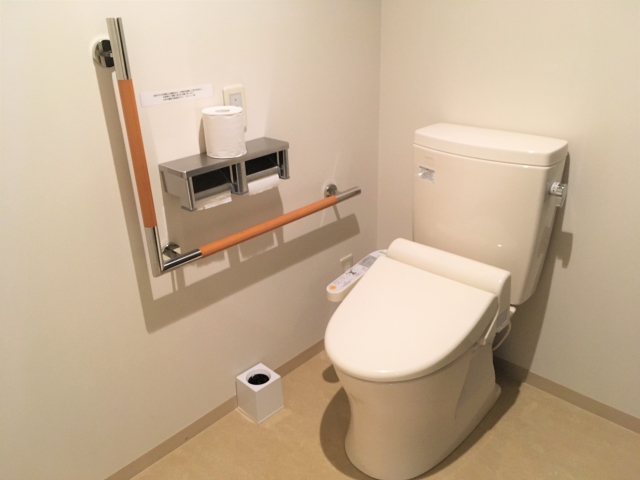 手すりを取り付けてバリアフリーにも対応したトイレ