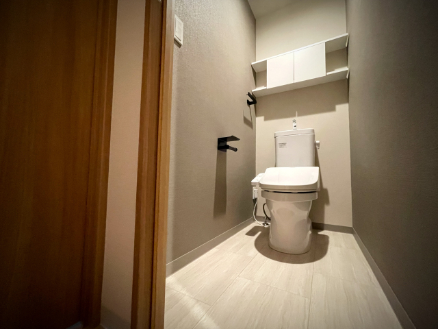 側面クロスでバランスと立体感を演出したトイレ