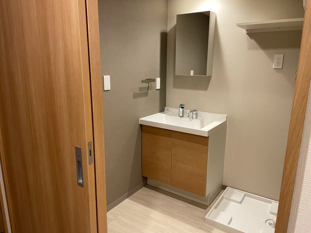 洗面所に窓を付けないという選択肢もある