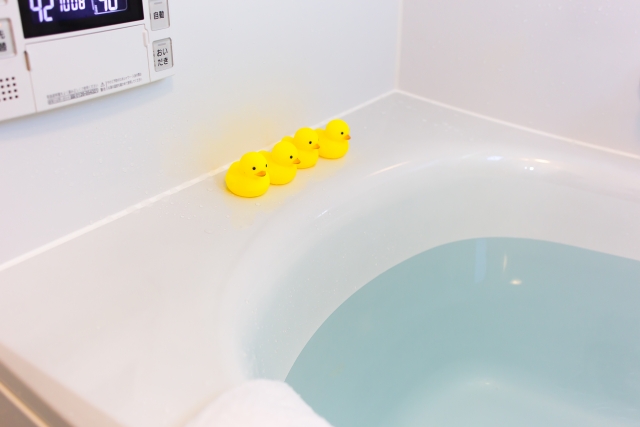 ユニットバスとは何かをわかりやすく整理すると、「工場で作られたパーツを現場で組み立てる浴室」のことです。