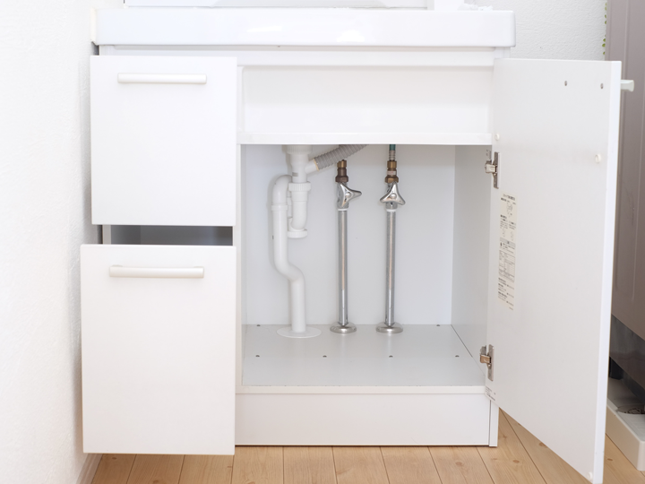 洗面台の開き戸式の収納
