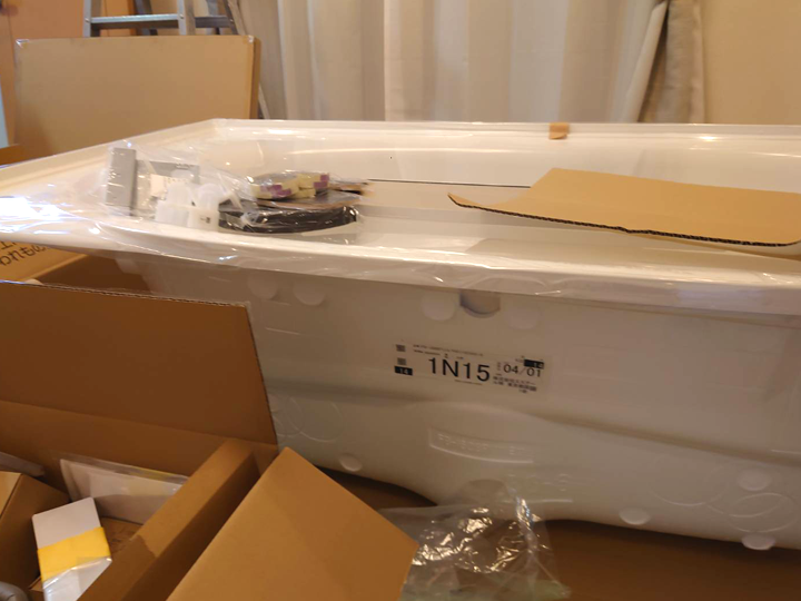 ユニットバスとは、壁や床、天井、浴槽といった主な部材を工場であらかじめ成型し、それらを現場に運び込んで組み立てる方式でつくられた浴室のことです