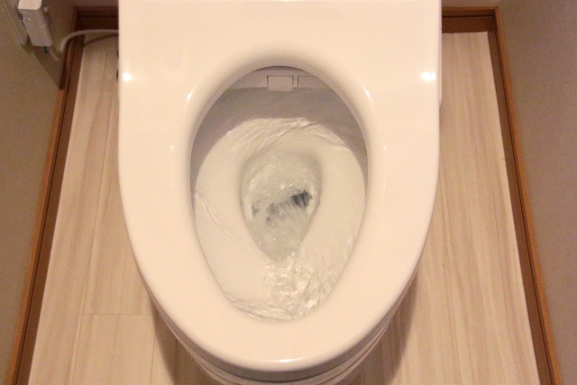 かつて、トイレは1回の洗浄で13L以上の水を使うことが普通でしたが、現在の最新節水モデルでは3.8〜5.0Lほどにまで抑えられています