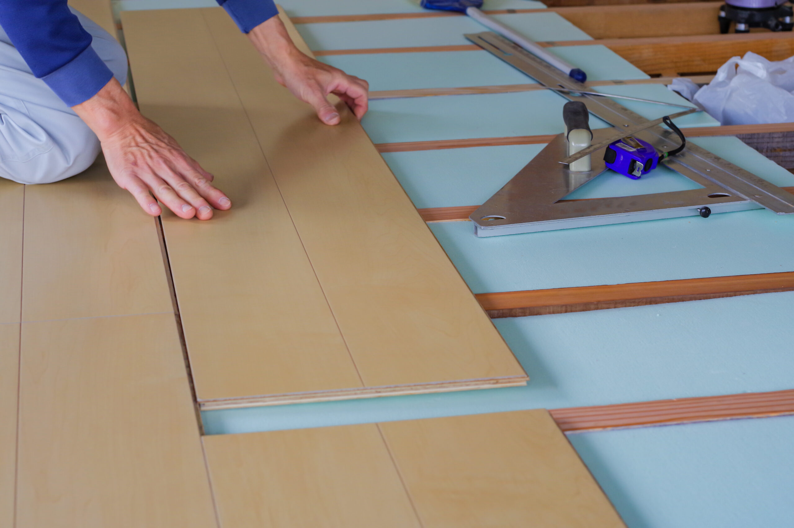 床の断熱工事の様子