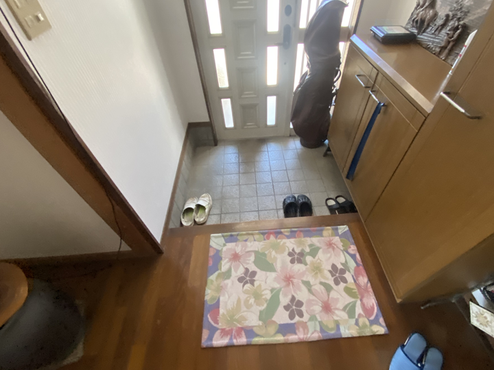 玄関の手すり設置工事前の様子