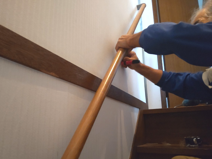 階段の手すり設置工事の様子