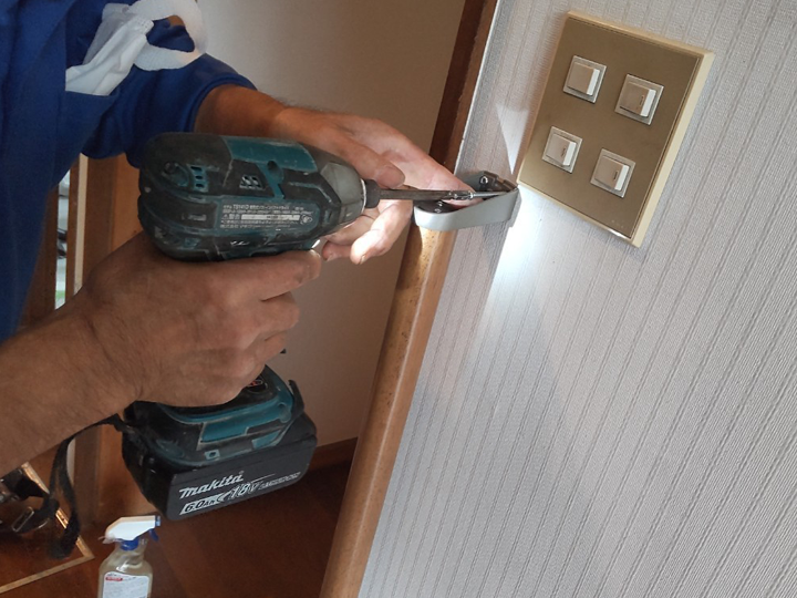 玄関の手すり設置工事中の様子