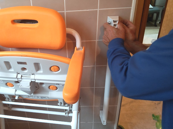 浴室内の手すり設置工事の様子