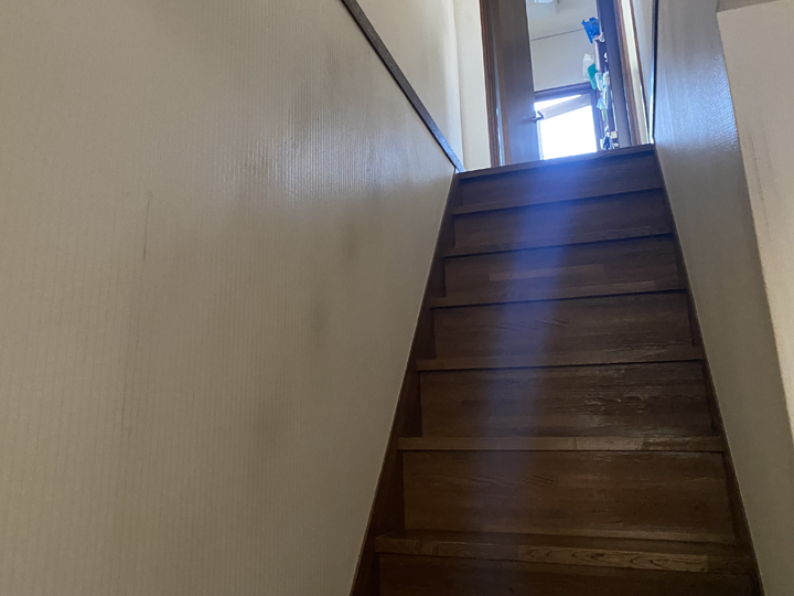 階段の手すり設置工事前の様子