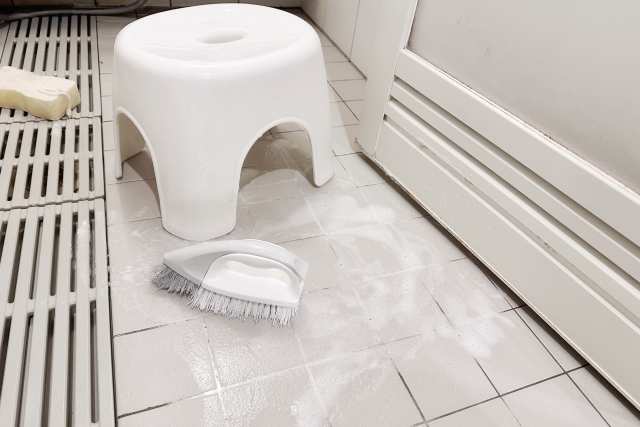 浴室の床掃除の様子