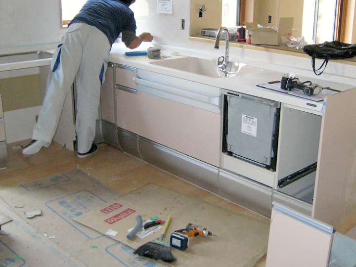 大規模なキッチンリフォームの様子