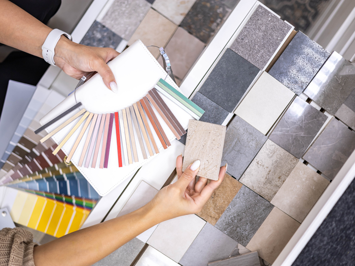 サンプルを広げている様子