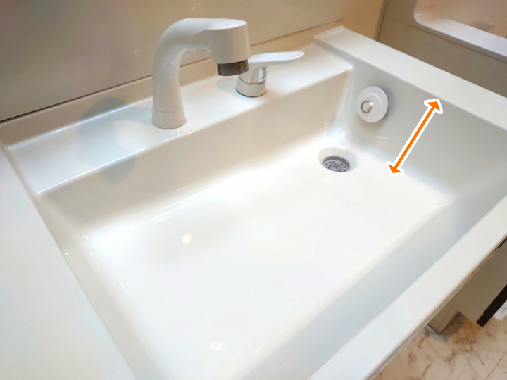 浅型の洗面ボウルは見た目がスッキリしているが、水跳ねしやすい