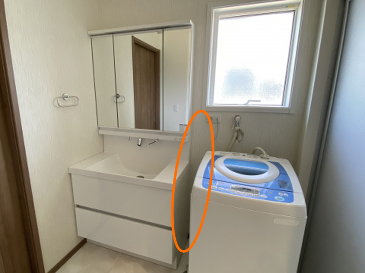 収納棚や洗濯機とのすき間への水跳ねも注意！