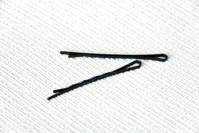 ヘアピンやコンタクトレンズのキャップ、アクセサリーなどの小さな物を落とした時は気を付けましょう！