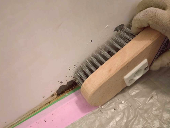 ケレン作業は塗装・補修材が密着しやすいように欠かせません
