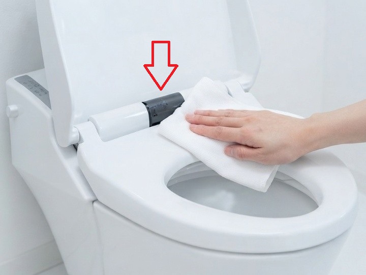 着座センサーの汚れを拭き取る