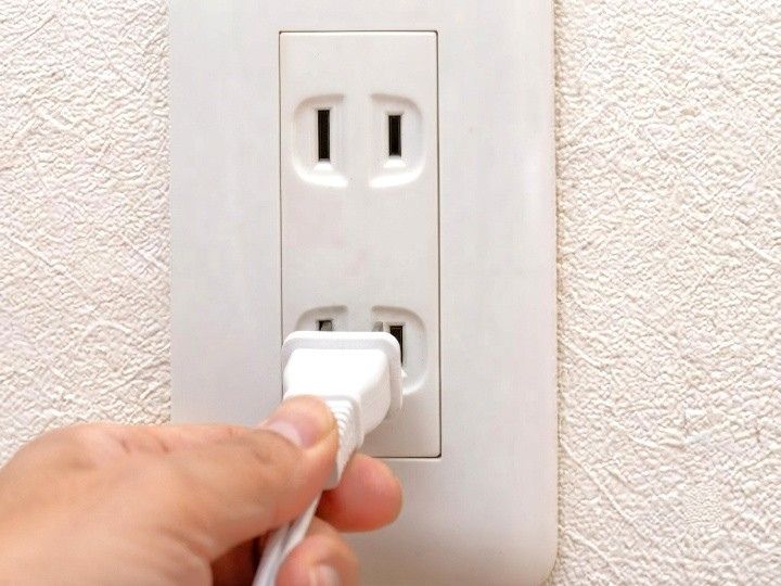 電源プラグを抜いて感電や故障を防ぐ