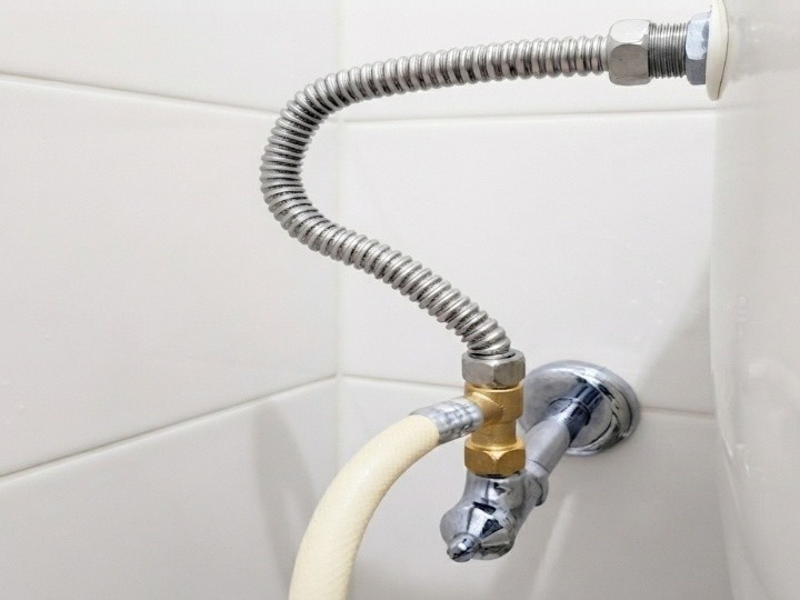 止水栓を閉めて水の出入りを止める