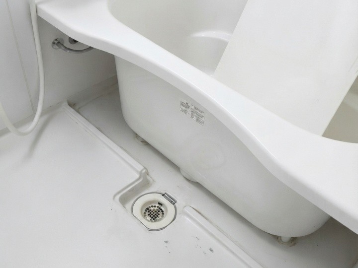 浴槽エプロン内部の汚れを確認する